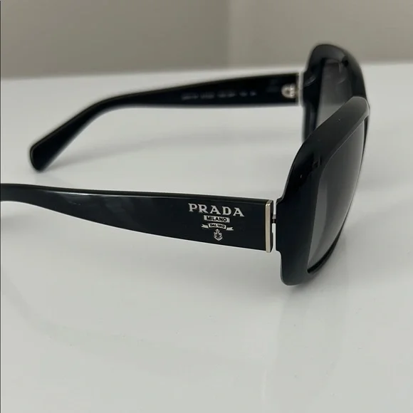 Prada Black Oversized Sunglasses with Glossy Finish Prada | Accessories | Prada Black Oversized Sunglasses With  main image 3